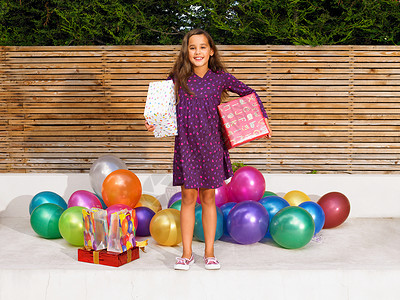 带礼物和气球的女孩背景图片