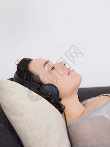 听音乐睡着的女人图片