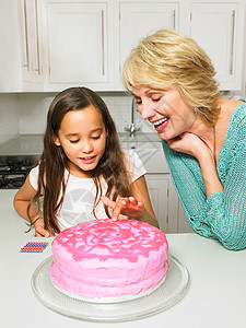 奶奶和孙女看着蛋糕图片