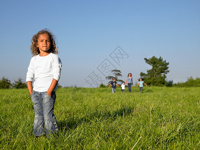 一群孩子在田里玩耍图片