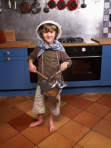 打鼓的小男孩厨房里的小男孩打鼓背景