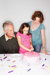 女孩切生日蛋糕图片