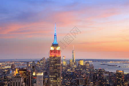 纽约航空公司美国纽约黄昏时分曼哈顿天际线和帝国大厦的景色背景
