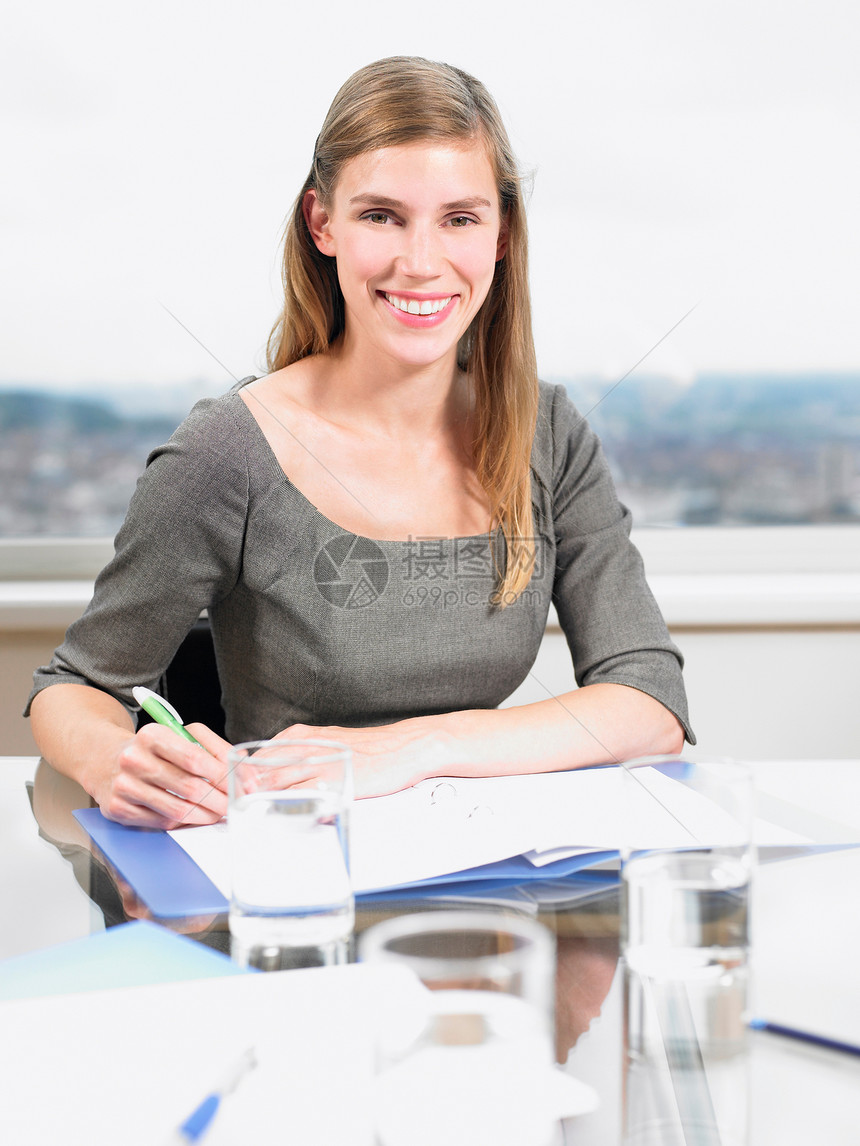女人在整理文件，微笑着图片