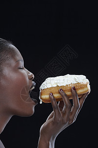 吃奶油甜甜圈的女人背景图片