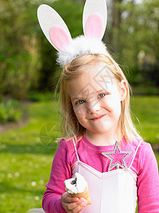 穿洋装兔子穿兔子装的女孩背景