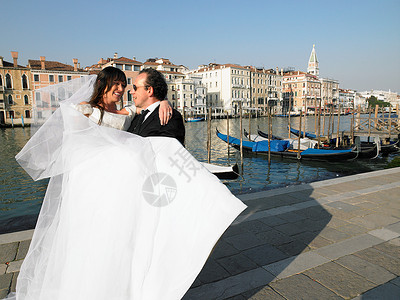 水的面纱新郎抱着新娘大运河背景