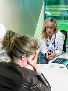 女医生和病患谈论病情图片
