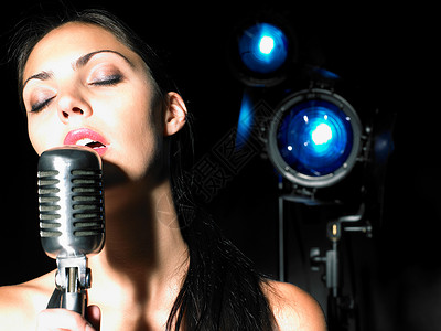 女子歌唱特写镜头女人高清图片素材