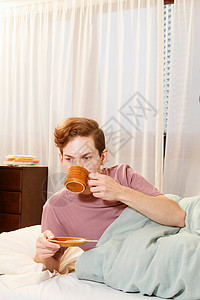 在床上喝咖啡的男人食物高清图片素材