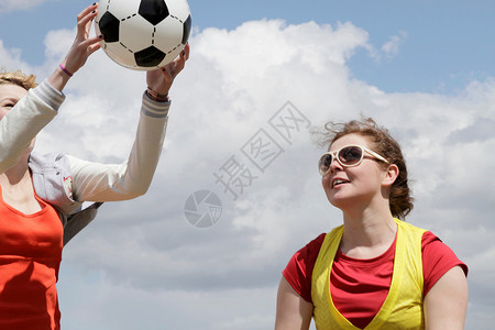 女子踢足球女孩们一起踢足球背景