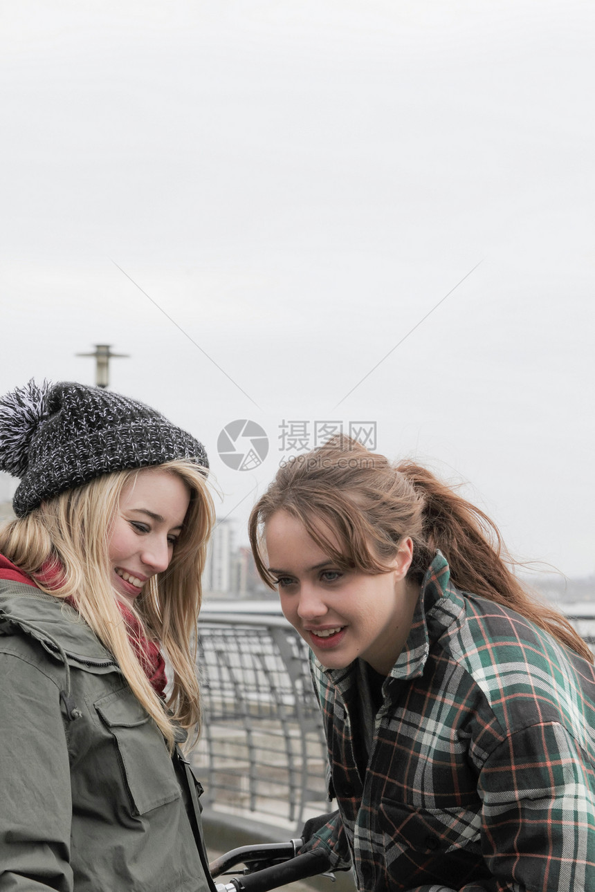 2个年轻的女人聊天和大笑图片