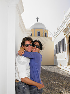 在街上拥抱的夫妇教堂高清图片素材