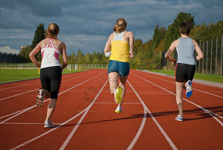 跑步的运动员3名女运动员跑步背景