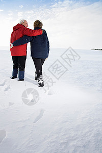 大雪中行走的老年夫妇图片