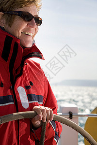 女子坐帆船航行图片