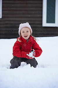 在雪里玩耍的小女孩图片