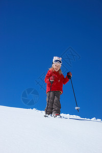 滑雪的小女孩小女孩在山上滑雪背景