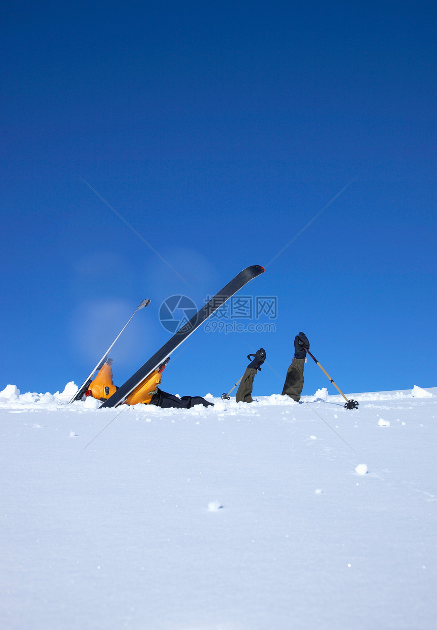 滑雪者在雪地里头朝下图片