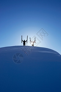 山顶上的滑雪者高清图片