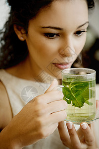 喝花草茶的女人背景图片