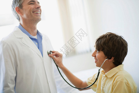 男孩听男医生的心图片