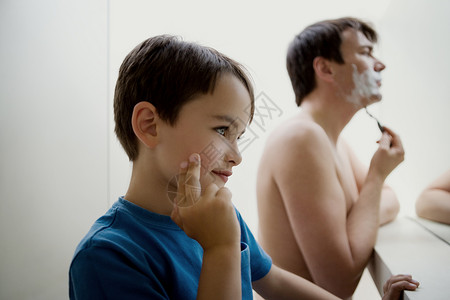 男人和儿子刮胡子图片