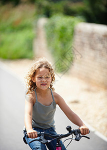 骑自行车的年轻女孩图片