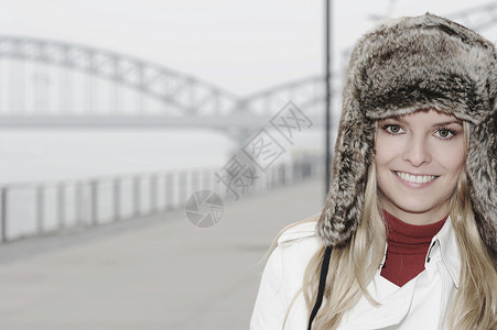 城桥边戴皮帽的女人图片