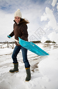 扫雪的女人图片