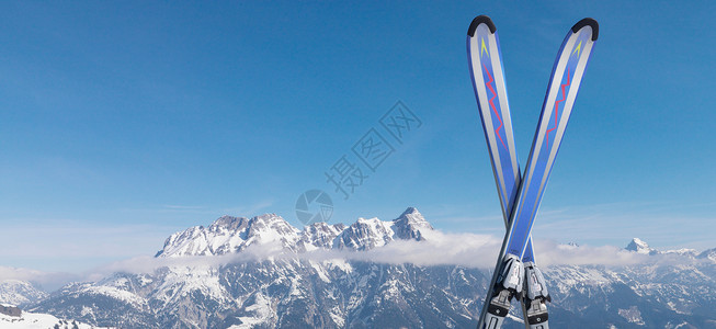 在山顶的雪地里滑雪背景图片