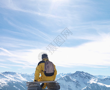 萨尔巴赫男人坐在山顶长椅上背景