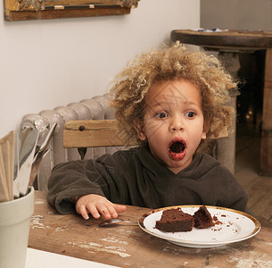 小男孩吃巧克力蛋糕图片