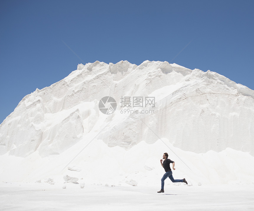 在白山前奔跑的人图片