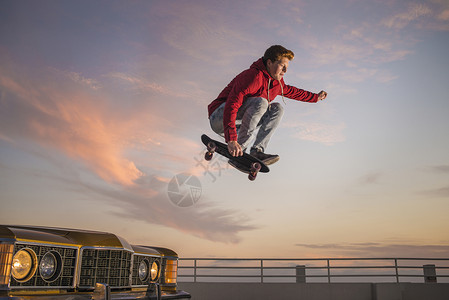 空中滑板青年的肖像图片