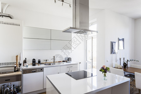 带厨房岛的现代白色厨房室内高清图片素材