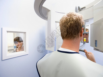接受X光检查的牙科病人图片