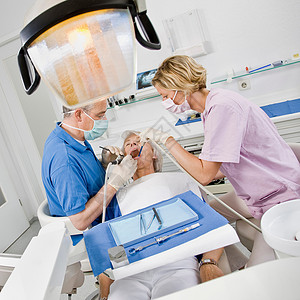 牙医和病人助理高清图片