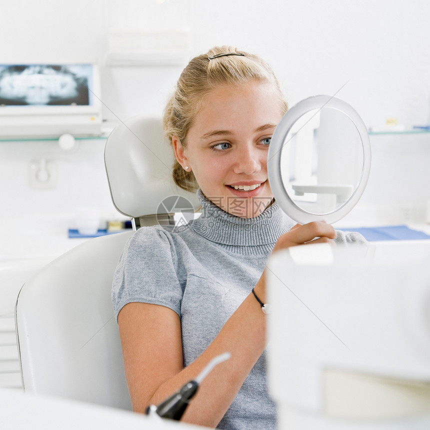 牙科病人看镜子图片