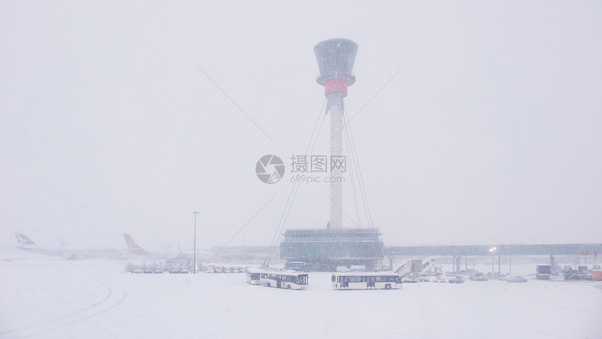 空中管制塔和飞机场在雪地里图片