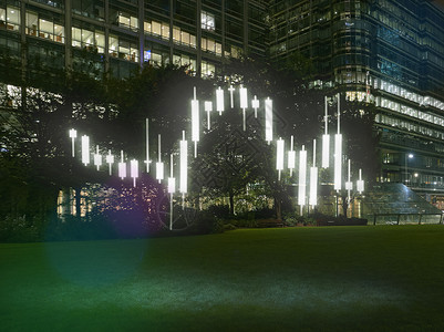 夜幕下，英国伦敦写字楼前闪亮的烛台式交易图图片