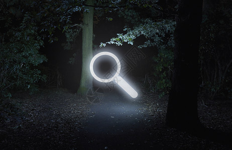 夜间森林里的带照明搜索符号背景图片