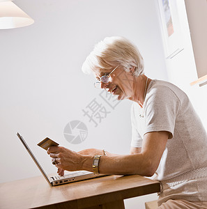 女人在电脑上购物贸易高清图片素材