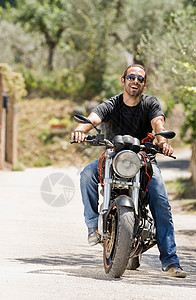 一个骑摩托车的男人的肖像图片