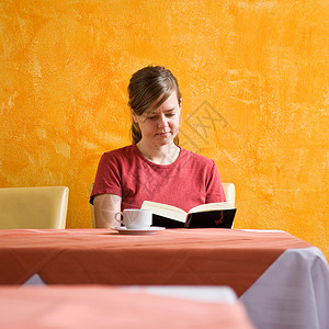 读书时喝咖啡的女人图片