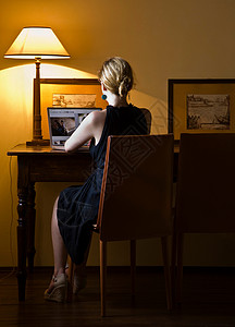 在笔记本电脑上工作的女人生活方式高清图片素材