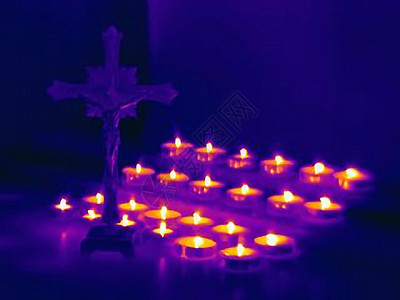 十字架和奉献蜡烛图片