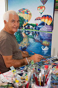 气球艺术家工作室中的老艺术家绘画背景