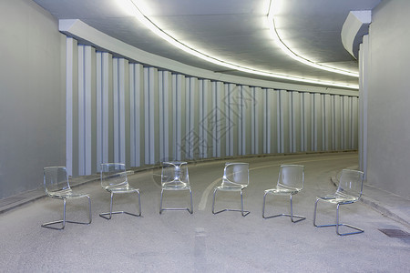 空走廊里的现代椅子图片
