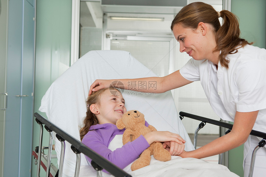 护士爱抚生病的女孩图片